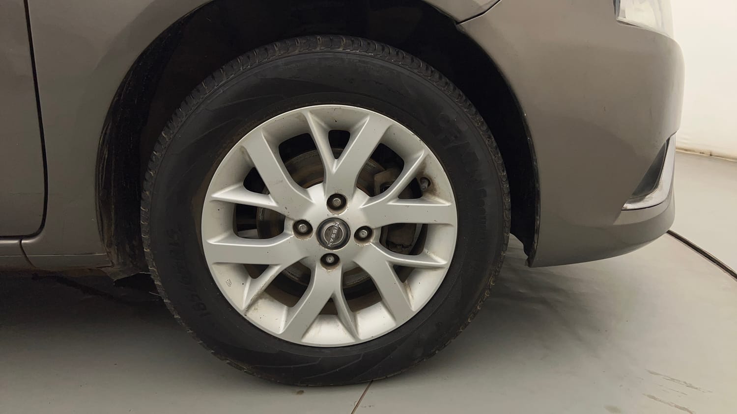 Used 2017 Nissan Sunny XV CVT Petrol Automatic tyres RIGHT FRONT TYRE RIM VIEW
