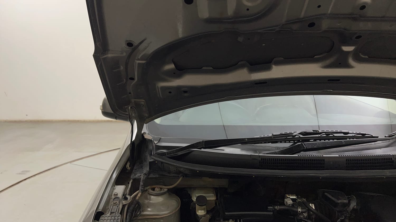 Used 2017 Nissan Sunny XV CVT Petrol Automatic engine ENGINE RIGHT SIDE HINGE & APRON VIEW