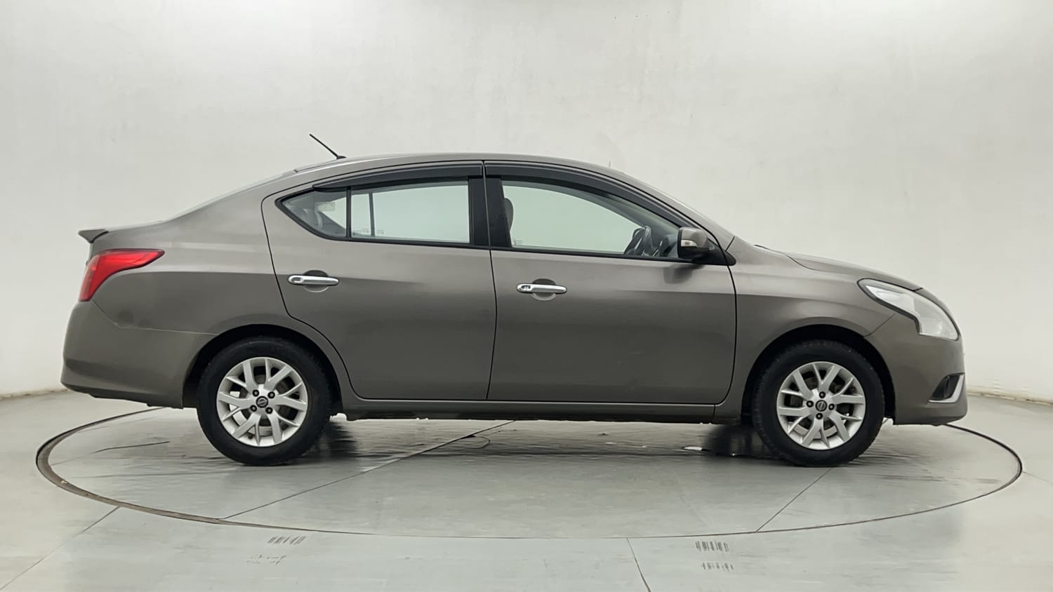 Used 2017 Nissan Sunny XV CVT Petrol Automatic exterior RIGHT SIDE VIEW