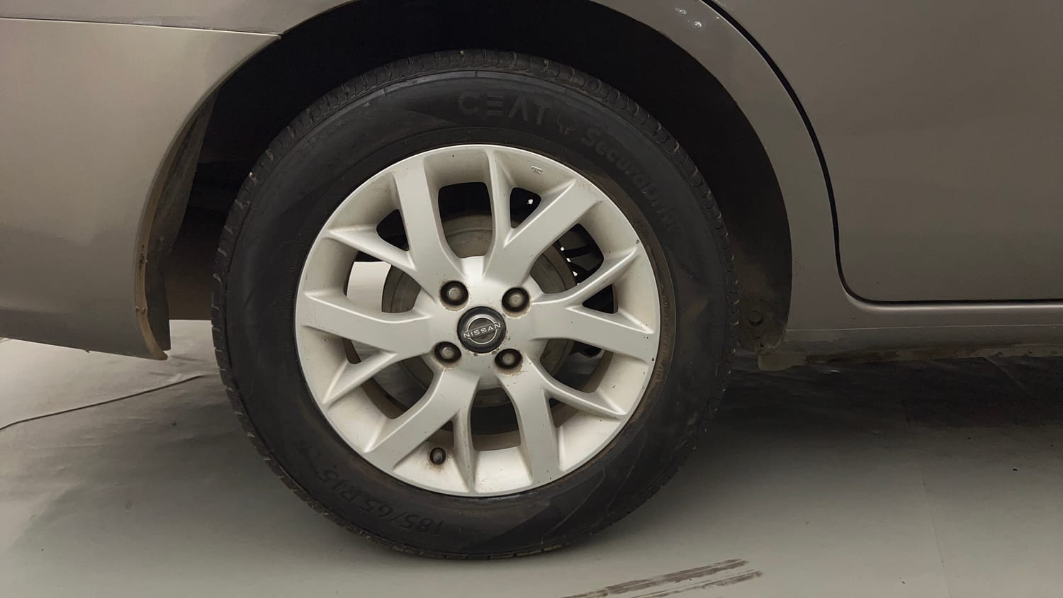 Used 2017 Nissan Sunny XV CVT Petrol Automatic tyres RIGHT REAR TYRE RIM VIEW