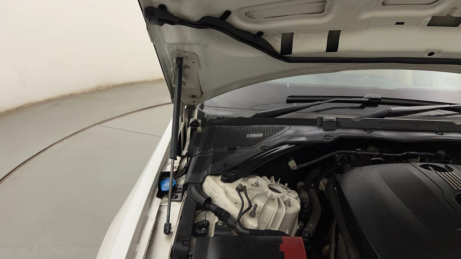 Used 2017 Jaguar XE Prestige Petrol Automatic engine ENGINE RIGHT SIDE HINGE & APRON VIEW