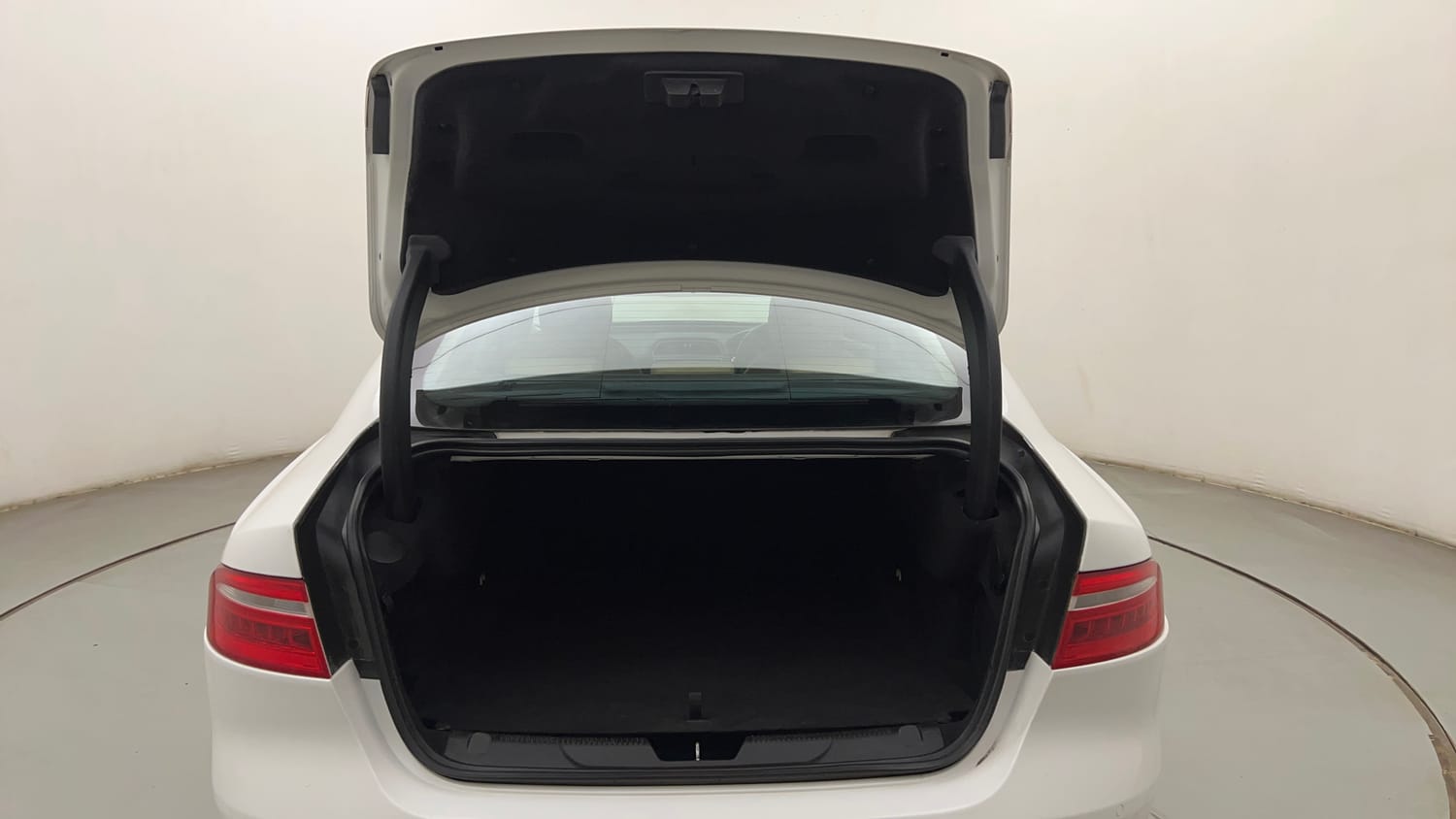 Used 2017 Jaguar XE Prestige Petrol Automatic interior DICKY DOOR OPEN VIEW