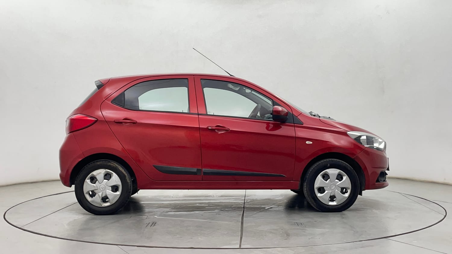 Used 2017 Tata Tiago Revotron XT Petrol Manual exterior RIGHT SIDE VIEW