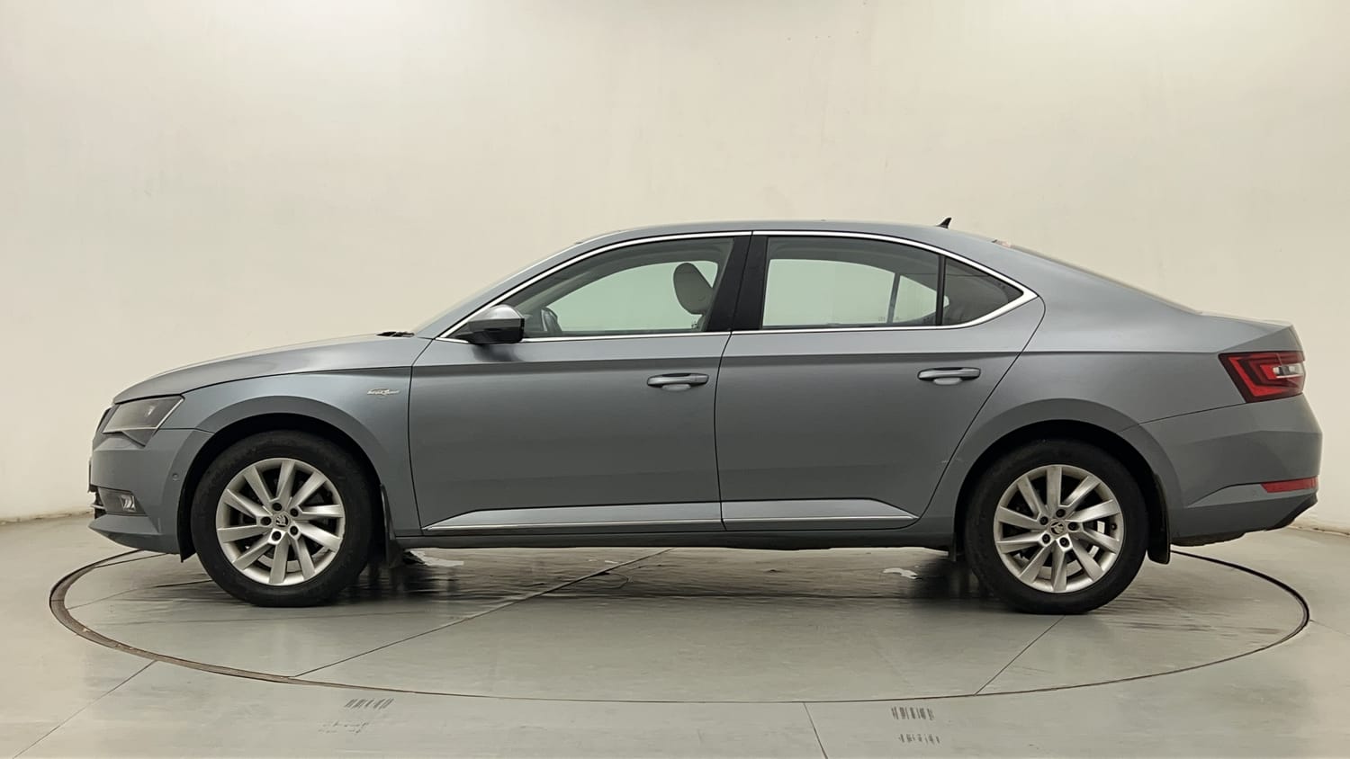 Used 2018 Skoda Superb L&K TSI AT Petrol Automatic exterior LEFT SIDE VIEW