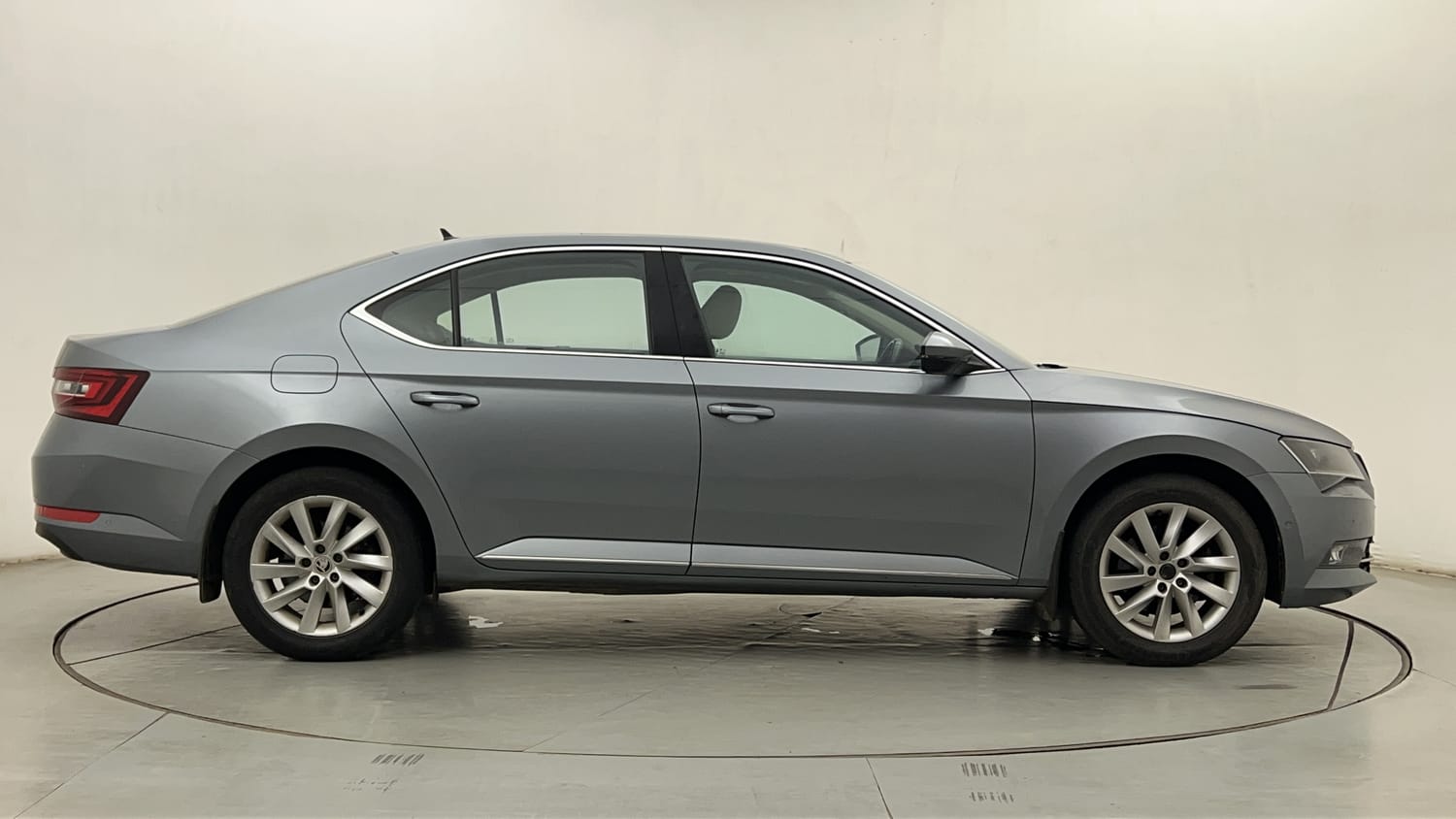 Used 2018 Skoda Superb L&K TSI AT Petrol Automatic exterior RIGHT SIDE VIEW