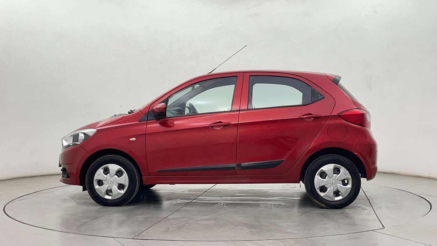 Used 2017 Tata Tiago Revotron XT Petrol Manual exterior LEFT SIDE VIEW