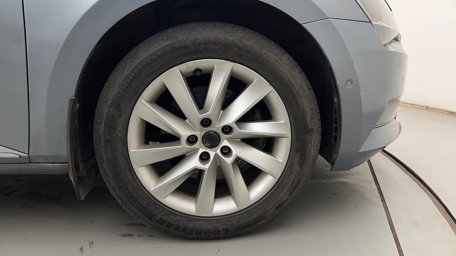 Used 2018 Skoda Superb L&K TSI AT Petrol Automatic tyres RIGHT FRONT TYRE RIM VIEW