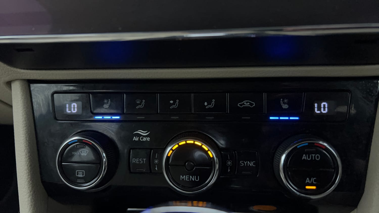 Used 2018 Skoda Superb L&K TSI AT Petrol Automatic top_features Ventilated seats