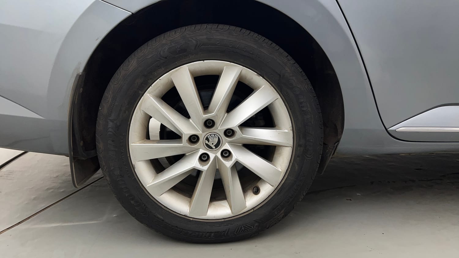 Used 2018 Skoda Superb L&K TSI AT Petrol Automatic tyres RIGHT REAR TYRE RIM VIEW