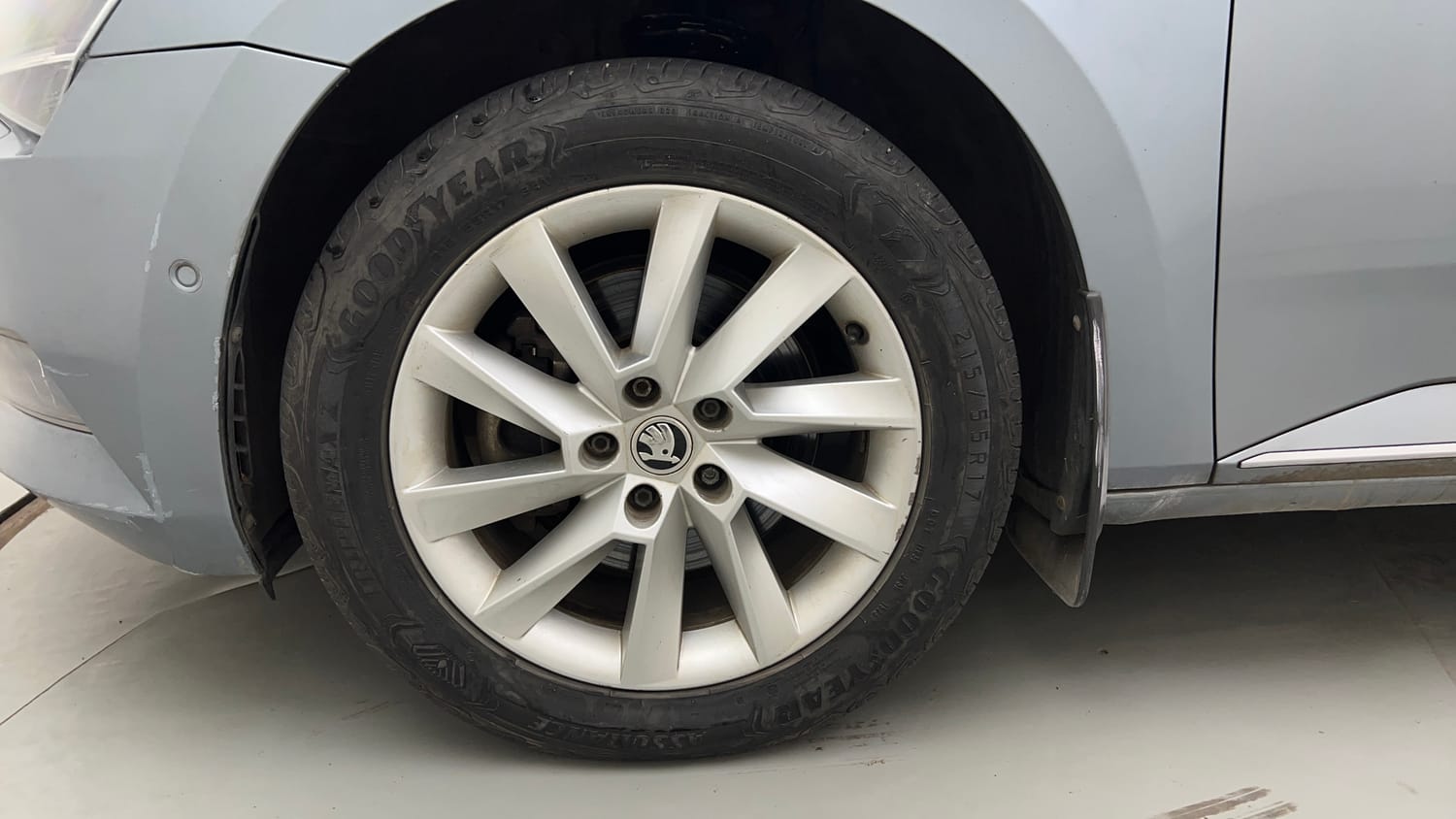 Used 2018 Skoda Superb L&K TSI AT Petrol Automatic tyres LEFT FRONT TYRE RIM VIEW