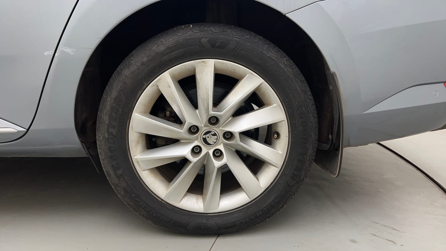 Used 2018 Skoda Superb L&K TSI AT Petrol Automatic tyres LEFT REAR TYRE RIM VIEW