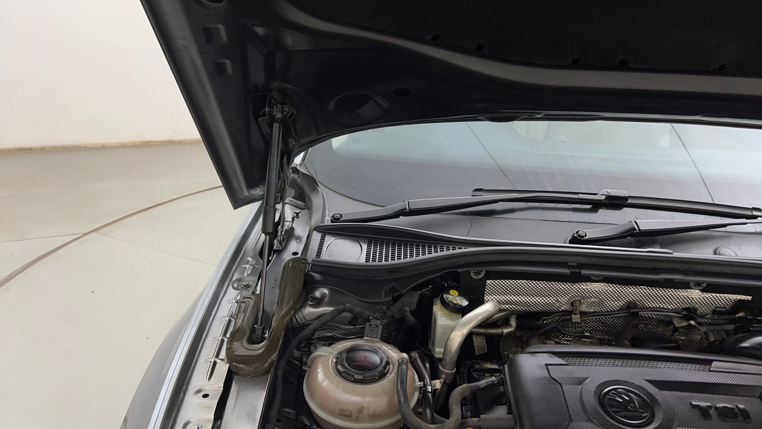 Used 2018 Skoda Superb L&K TSI AT Petrol Automatic engine ENGINE RIGHT SIDE HINGE & APRON VIEW