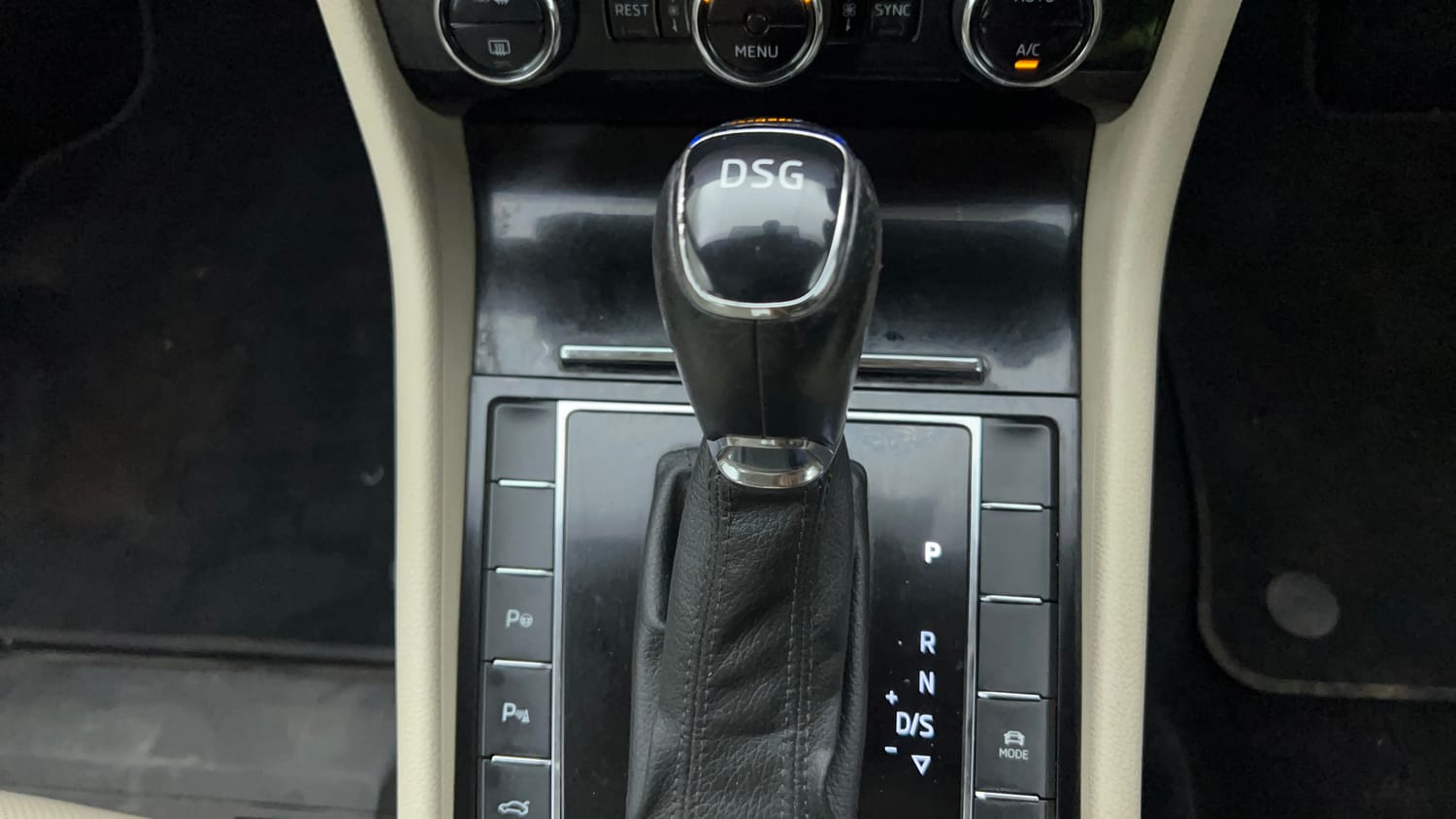 Used 2018 Skoda Superb L&K TSI AT Petrol Automatic interior GEAR  KNOB VIEW