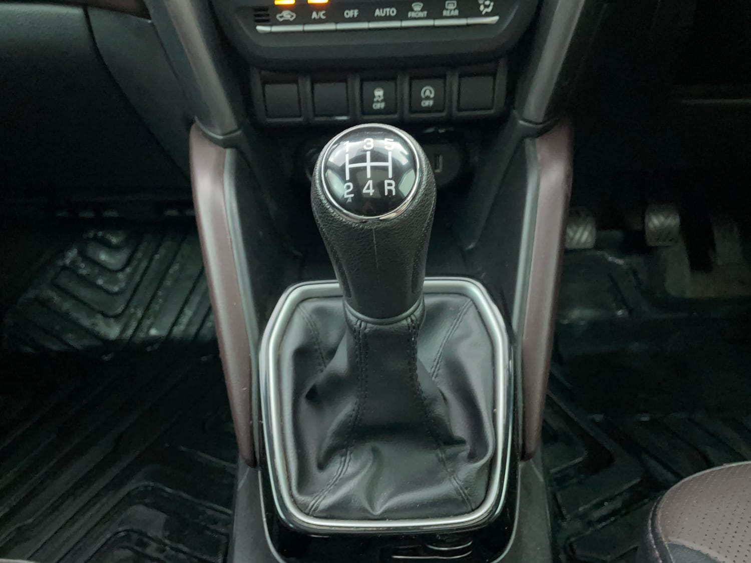 Used 2023 Maruti Suzuki Grand Vitara Alpha Smart Hybrid AllGrip Petrol Manual interior GEAR  KNOB VIEW