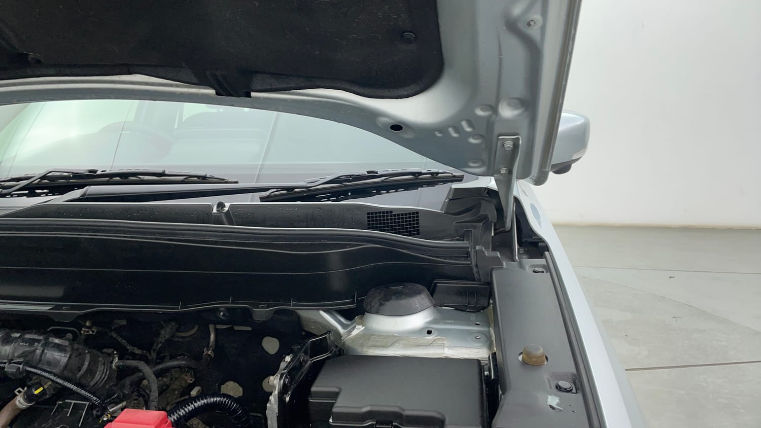 Used 2023 Maruti Suzuki Grand Vitara Alpha Smart Hybrid AllGrip Petrol Manual engine ENGINE LEFT SIDE HINGE & APRON VIEW