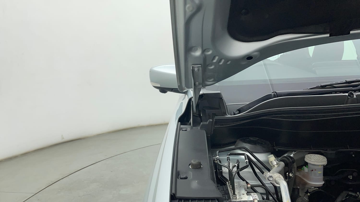 Used 2023 Maruti Suzuki Grand Vitara Alpha Smart Hybrid AllGrip Petrol Manual engine ENGINE RIGHT SIDE HINGE & APRON VIEW