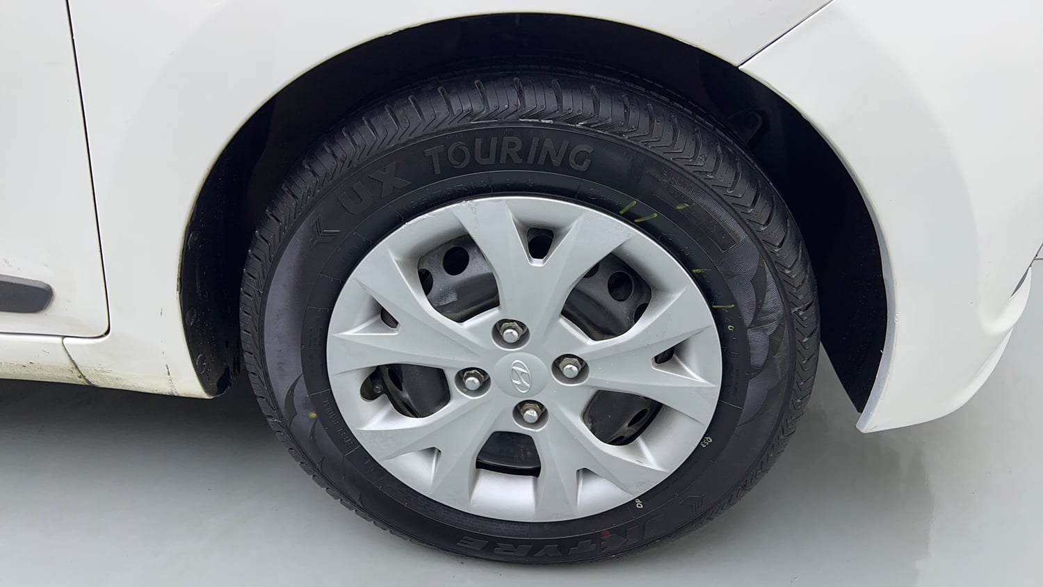 Used 2015 Hyundai Grand i10 Sportz 1.2 Kappa VTVT Petrol Manual tyres RIGHT FRONT TYRE RIM VIEW