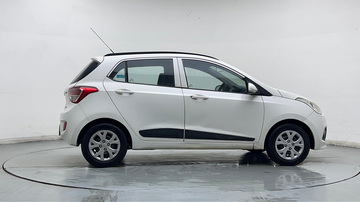 Used 2015 Hyundai Grand i10 Sportz 1.2 Kappa VTVT Petrol Manual exterior RIGHT SIDE VIEW