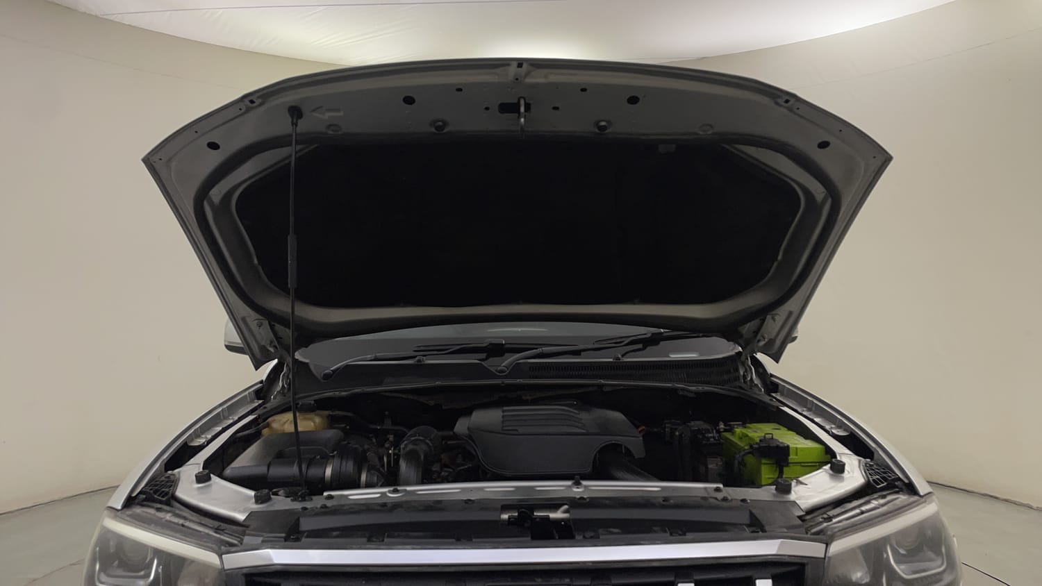 Used 2023 Mahindra Scorpio N Z8 L Petrol MT 7 STR Petrol Manual engine ENGINE & BONNET OPEN FRONT VIEW