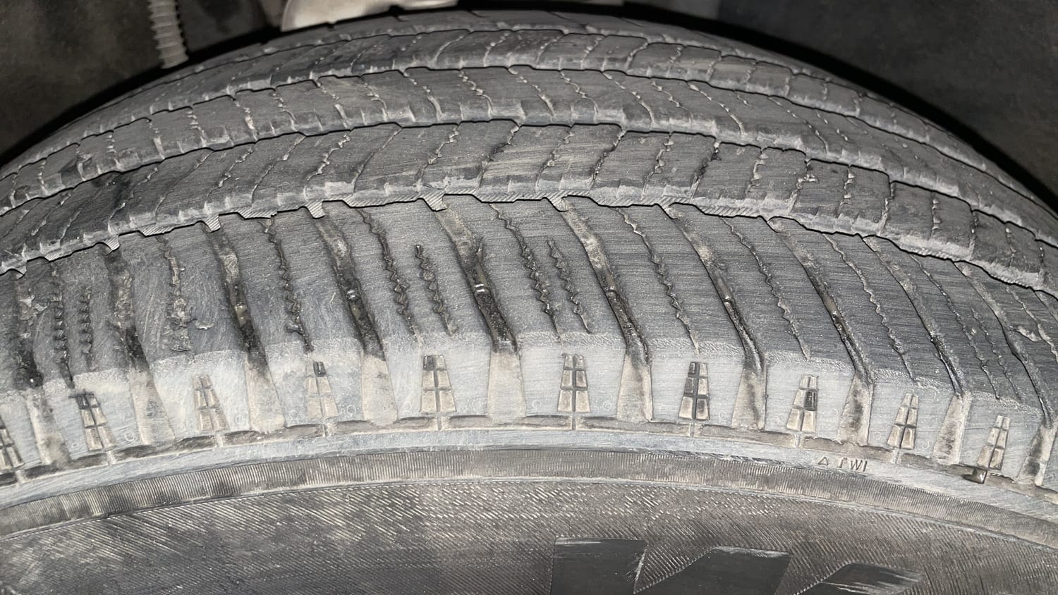 Used 2023 Mahindra Scorpio N Z8 L Petrol MT 7 STR Petrol Manual tyres RIGHT FRONT TYRE TREAD VIEW