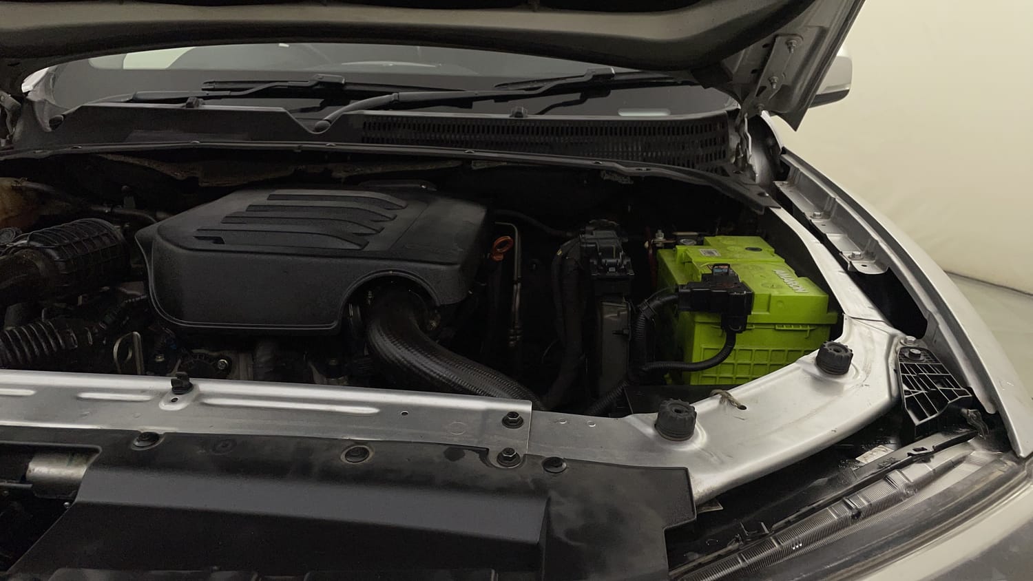 Used 2023 Mahindra Scorpio N Z8 L Petrol MT 7 STR Petrol Manual engine ENGINE LEFT SIDE HINGE & APRON VIEW