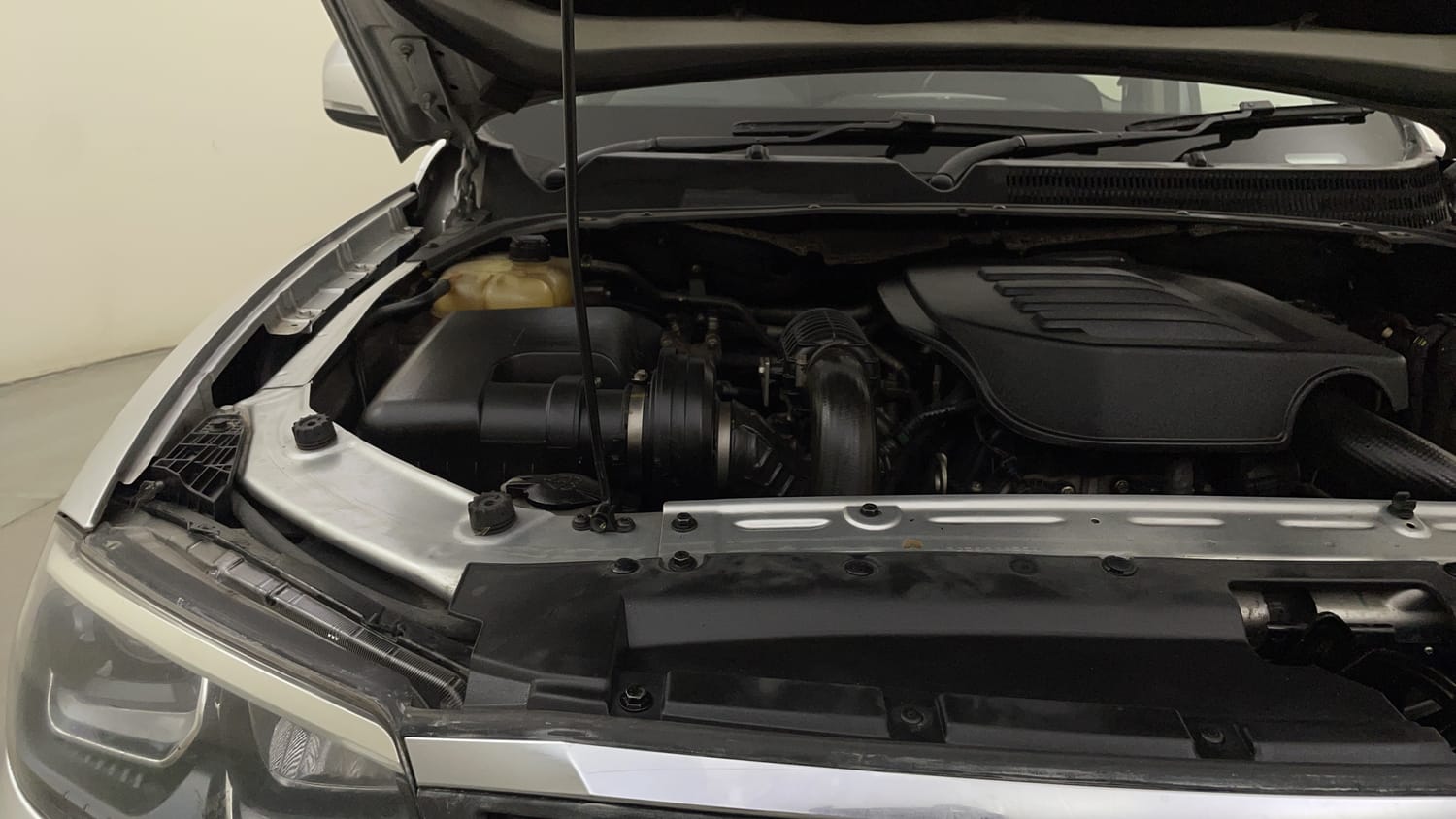 Used 2023 Mahindra Scorpio N Z8 L Petrol MT 7 STR Petrol Manual engine ENGINE RIGHT SIDE HINGE & APRON VIEW
