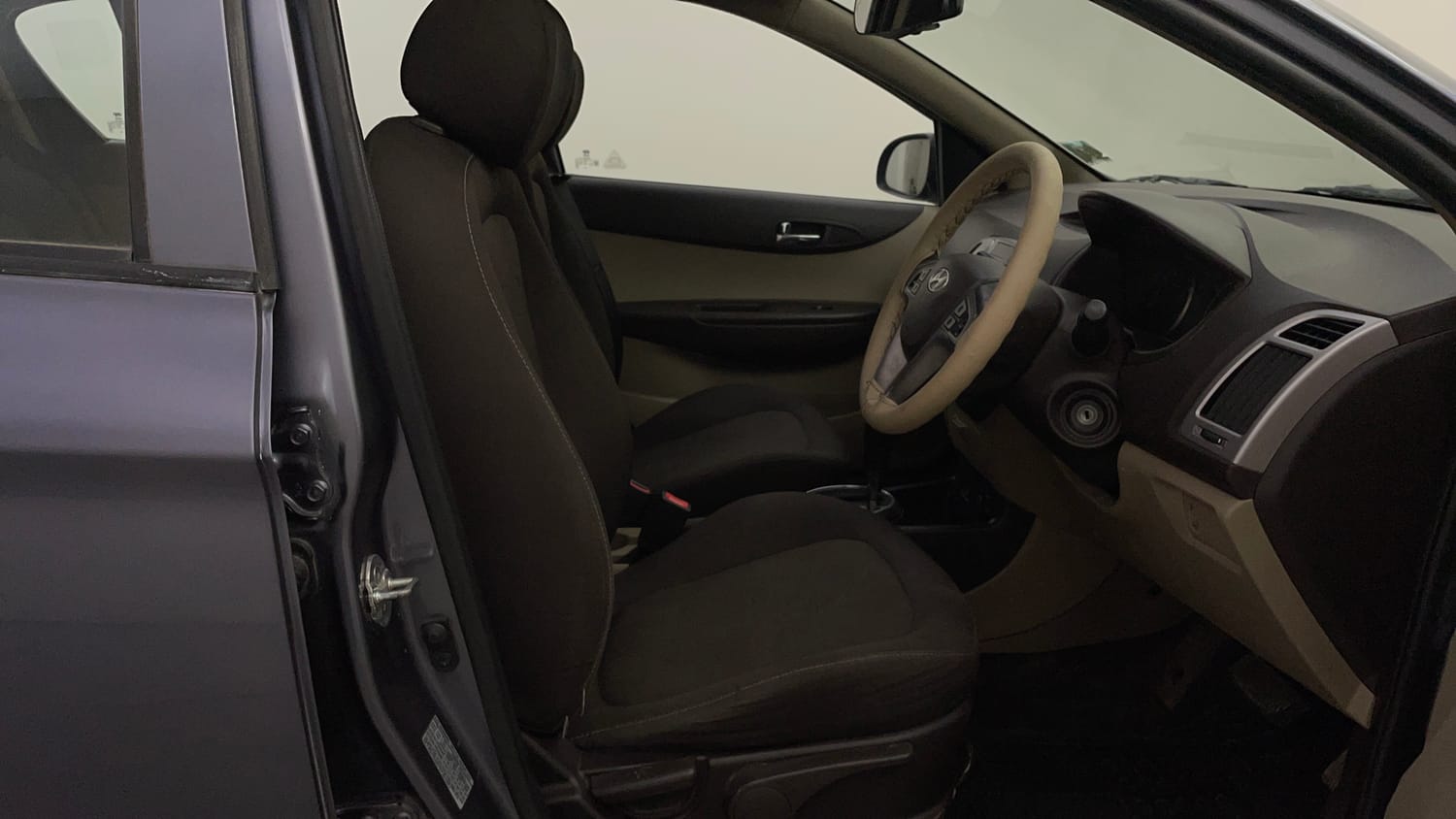 Used 2011 Hyundai i20 Asta 1.4 AT Petrol Automatic interior RIGHT SIDE FRONT DOOR CABIN VIEW