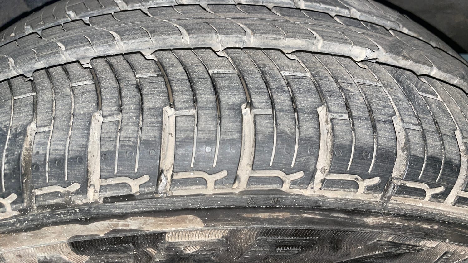 Used 2011 Hyundai i20 Asta 1.4 AT Petrol Automatic tyres LEFT REAR TYRE TREAD VIEW