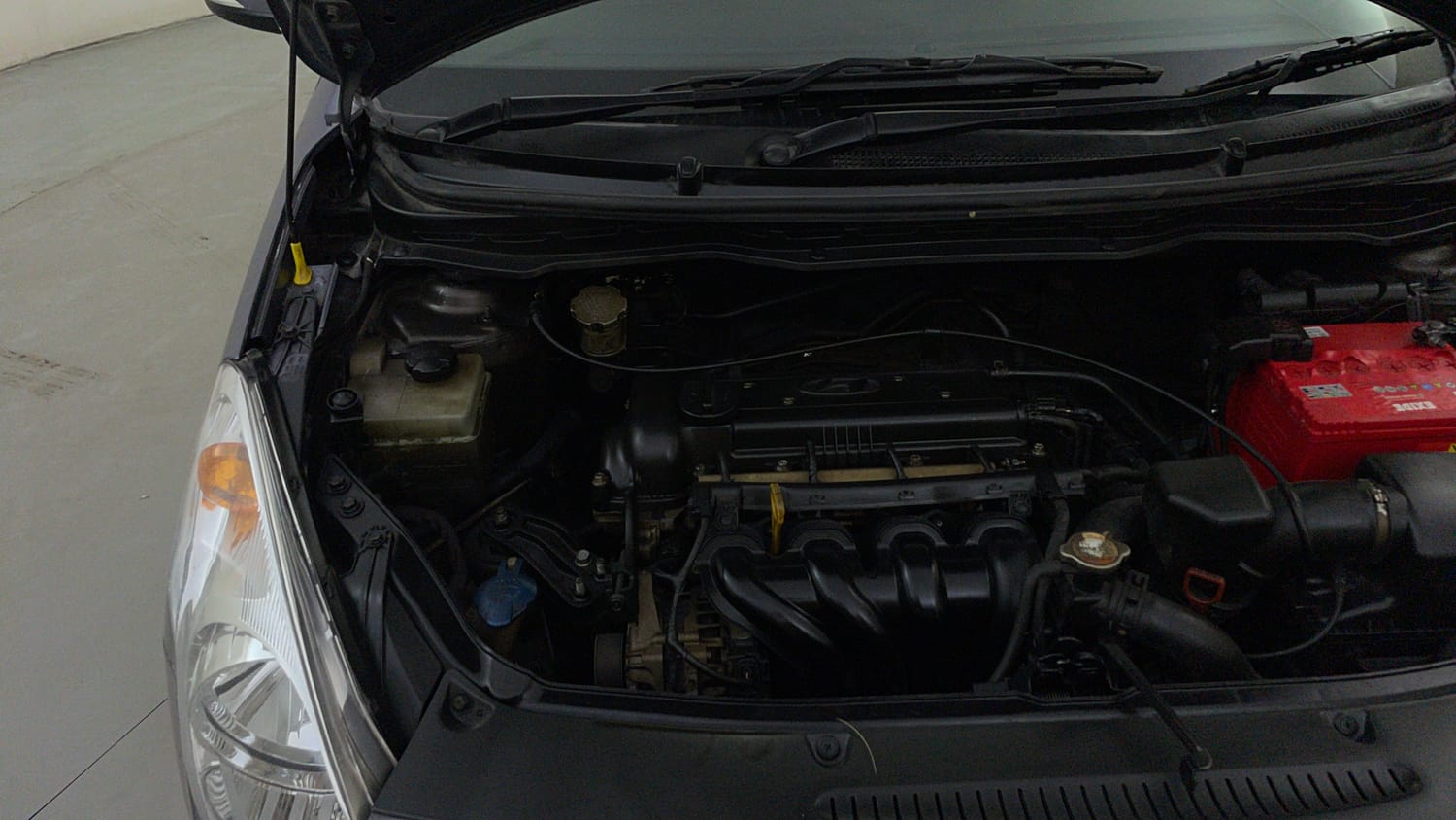 Used 2011 Hyundai i20 Asta 1.4 AT Petrol Automatic engine ENGINE RIGHT SIDE HINGE & APRON VIEW