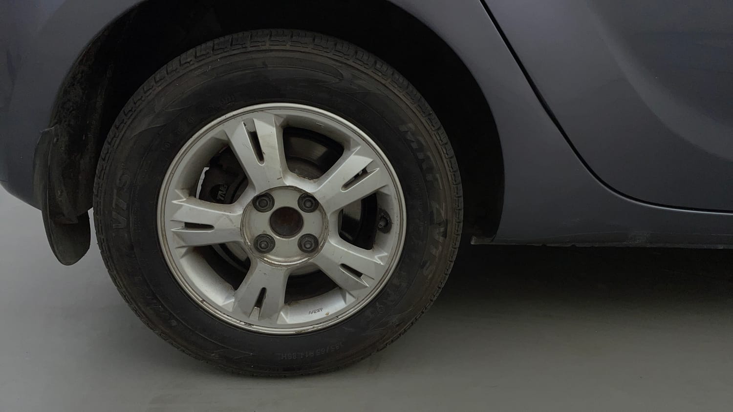 Used 2011 Hyundai i20 Asta 1.4 AT Petrol Automatic tyres RIGHT REAR TYRE RIM VIEW