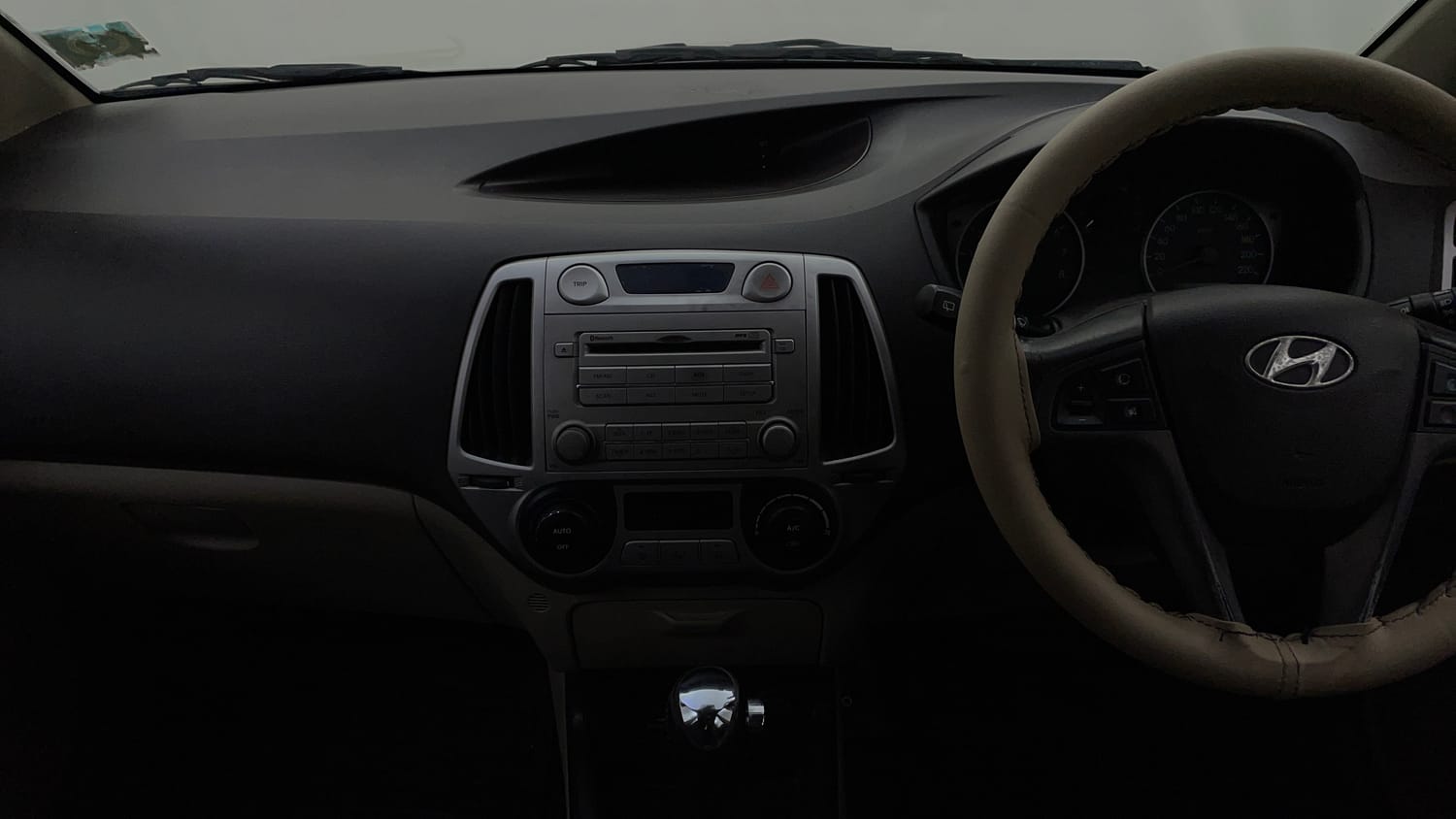 Used 2011 Hyundai i20 Asta 1.4 AT Petrol Automatic interior MUSIC SYSTEM & AC CONTROL VIEW