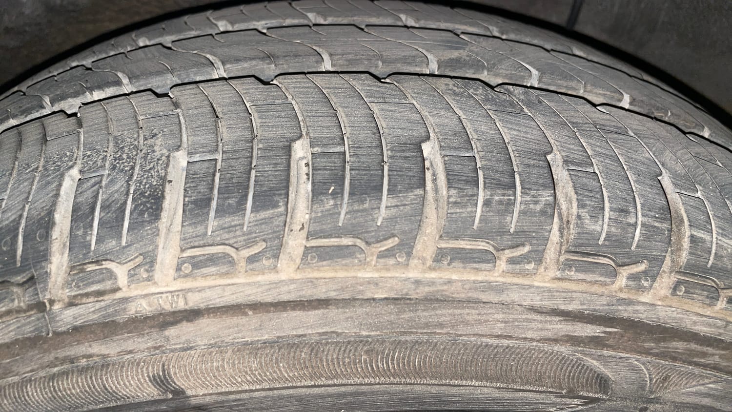 Used 2011 Hyundai i20 Asta 1.4 AT Petrol Automatic tyres RIGHT REAR TYRE TREAD VIEW