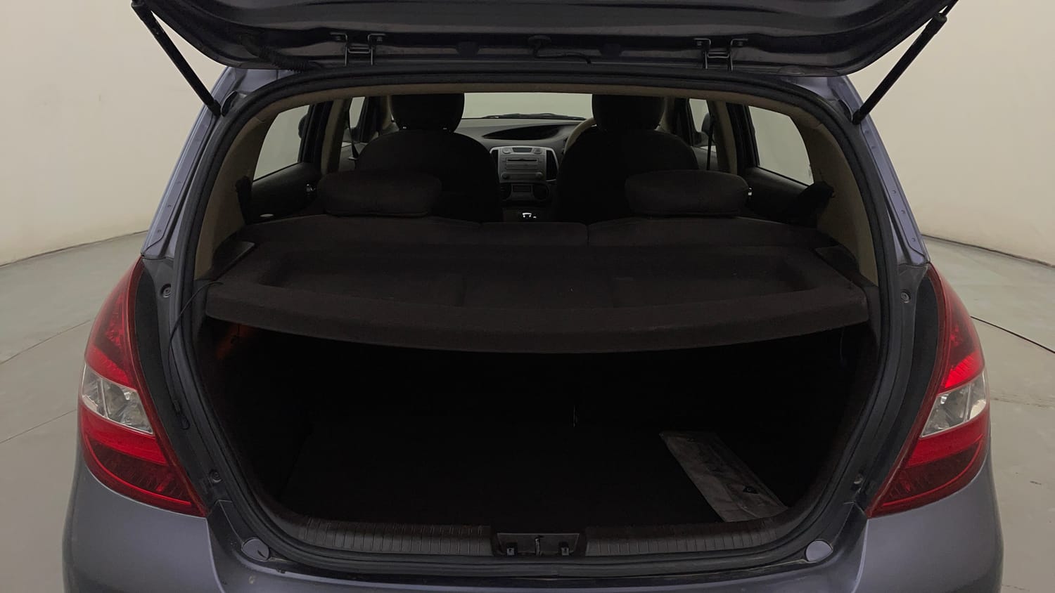 Used 2011 Hyundai i20 Asta 1.4 AT Petrol Automatic interior DICKY INSIDE VIEW