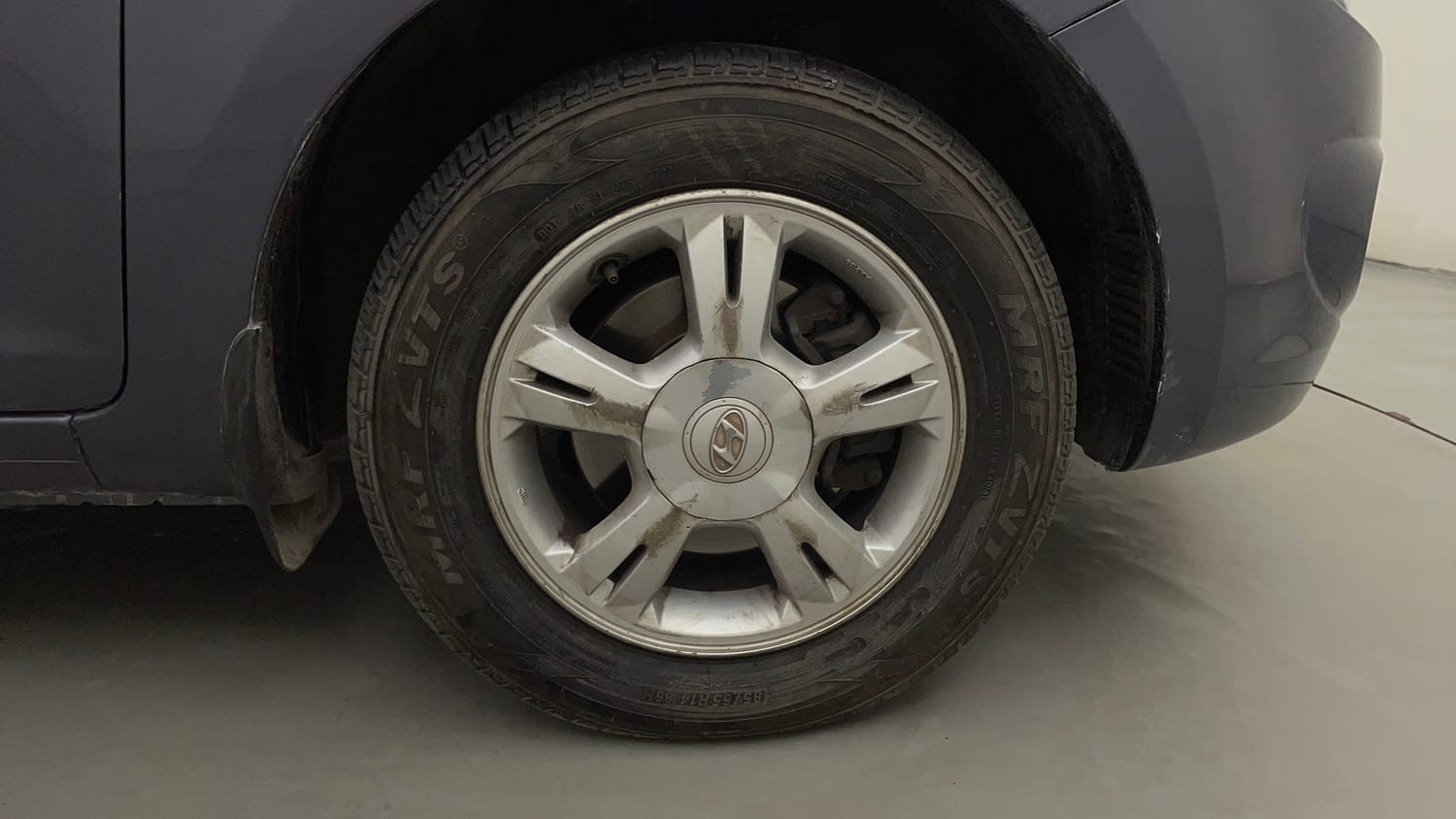 Used 2011 Hyundai i20 Asta 1.4 AT Petrol Automatic tyres RIGHT FRONT TYRE RIM VIEW