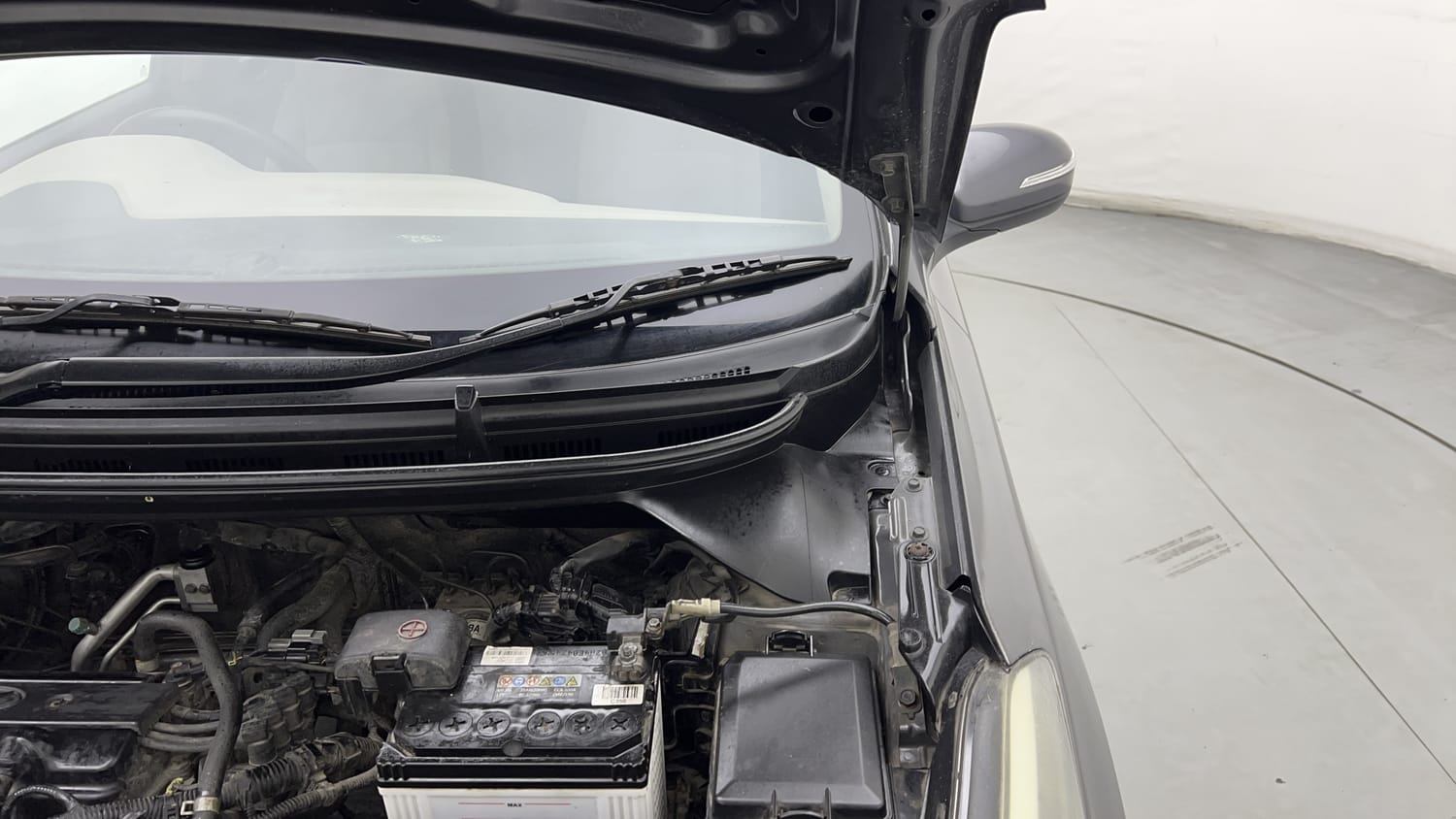 Used 2014 Hyundai Elite i20 Sportz 1.2 Petrol Manual engine ENGINE LEFT SIDE HINGE & APRON VIEW