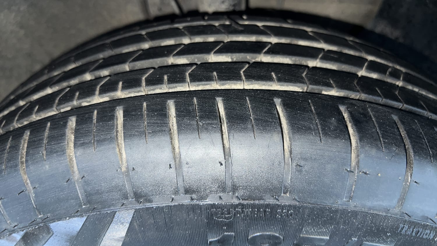 Used 2014 Hyundai Elite i20 Sportz 1.2 Petrol Manual tyres RIGHT FRONT TYRE TREAD VIEW