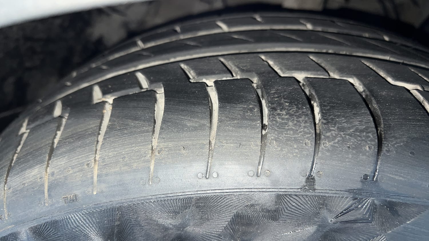 Used 2016 Audi A4 2.0 TDI (177bhp) Premium Plus Diesel Automatic tyres LEFT FRONT TYRE TREAD VIEW
