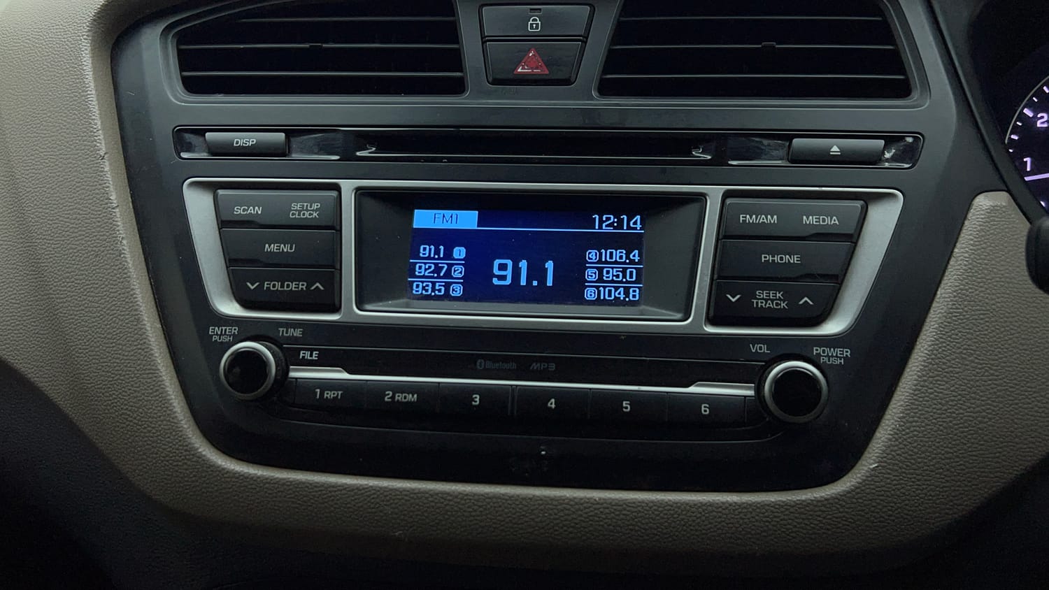 Used 2014 Hyundai Elite i20 Sportz 1.2 Petrol Manual top_features Integrated (in-dash) music system