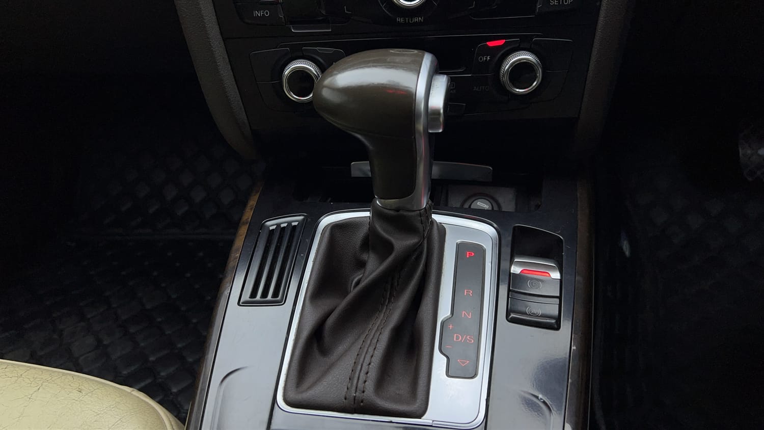 Used 2016 Audi A4 2.0 TDI (177bhp) Premium Plus Diesel Automatic interior GEAR  KNOB VIEW