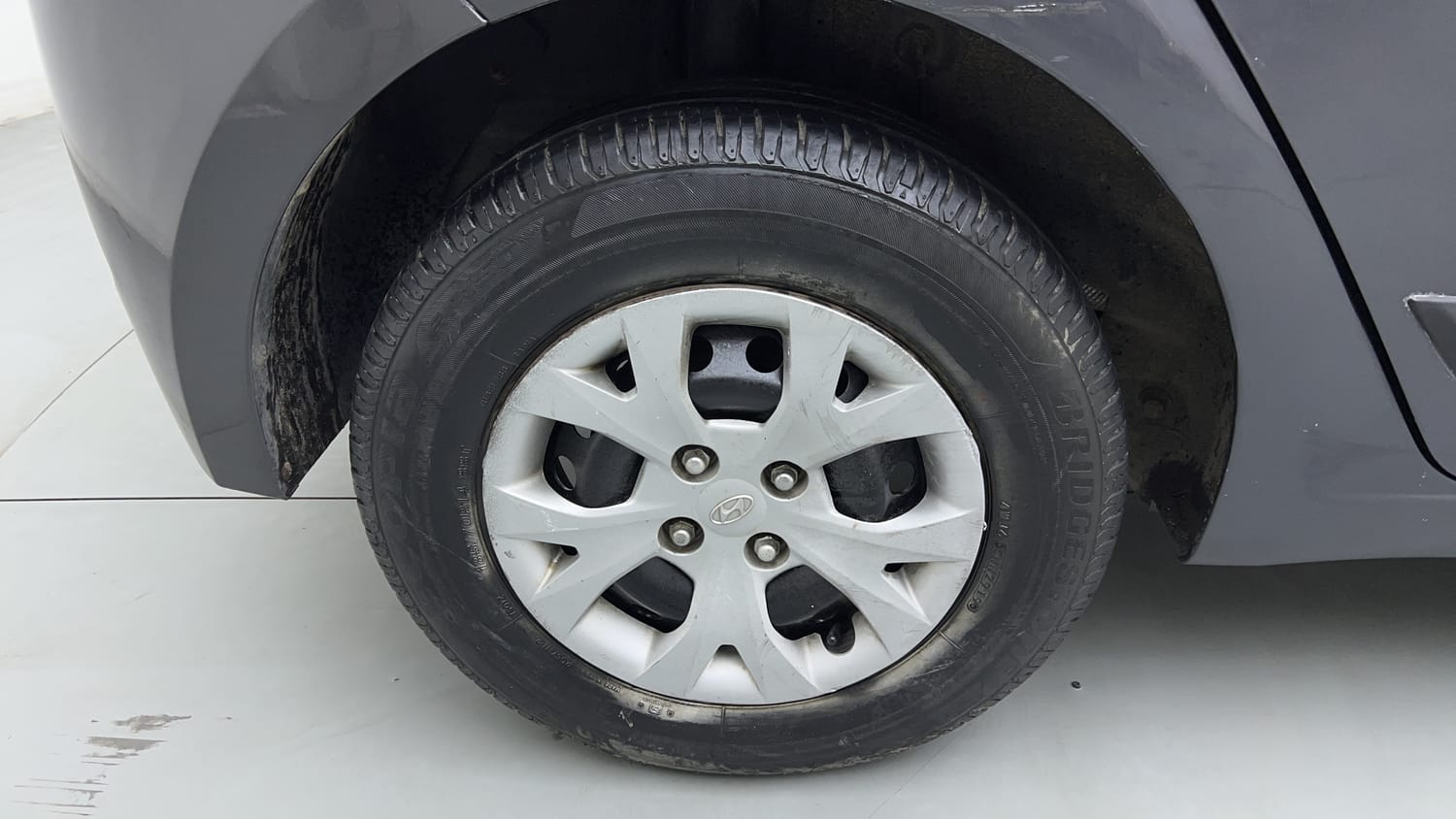 Used 2014 Hyundai Elite i20 Sportz 1.2 Petrol Manual tyres RIGHT REAR TYRE RIM VIEW