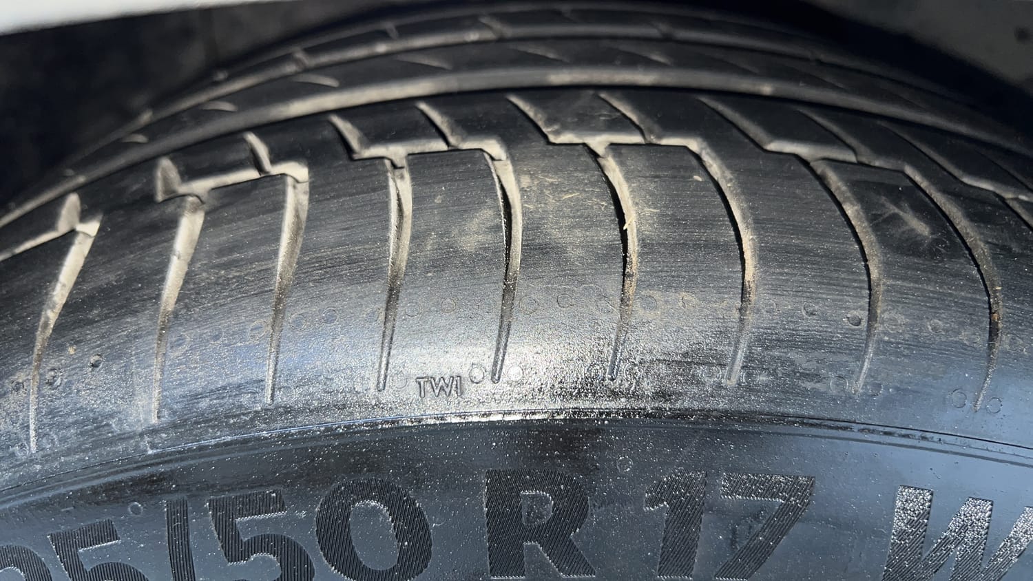 Used 2016 Audi A4 2.0 TDI (177bhp) Premium Plus Diesel Automatic tyres RIGHT FRONT TYRE TREAD VIEW
