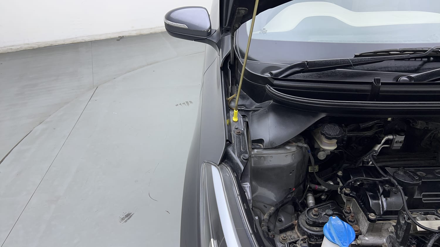 Used 2014 Hyundai Elite i20 Sportz 1.2 Petrol Manual engine ENGINE RIGHT SIDE HINGE & APRON VIEW