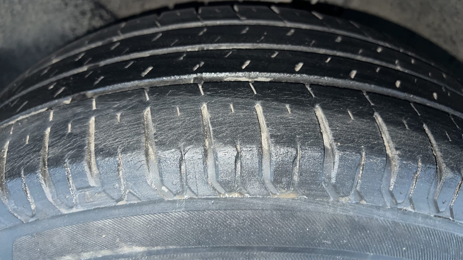 Used 2014 Hyundai Elite i20 Sportz 1.2 Petrol Manual tyres LEFT FRONT TYRE TREAD VIEW
