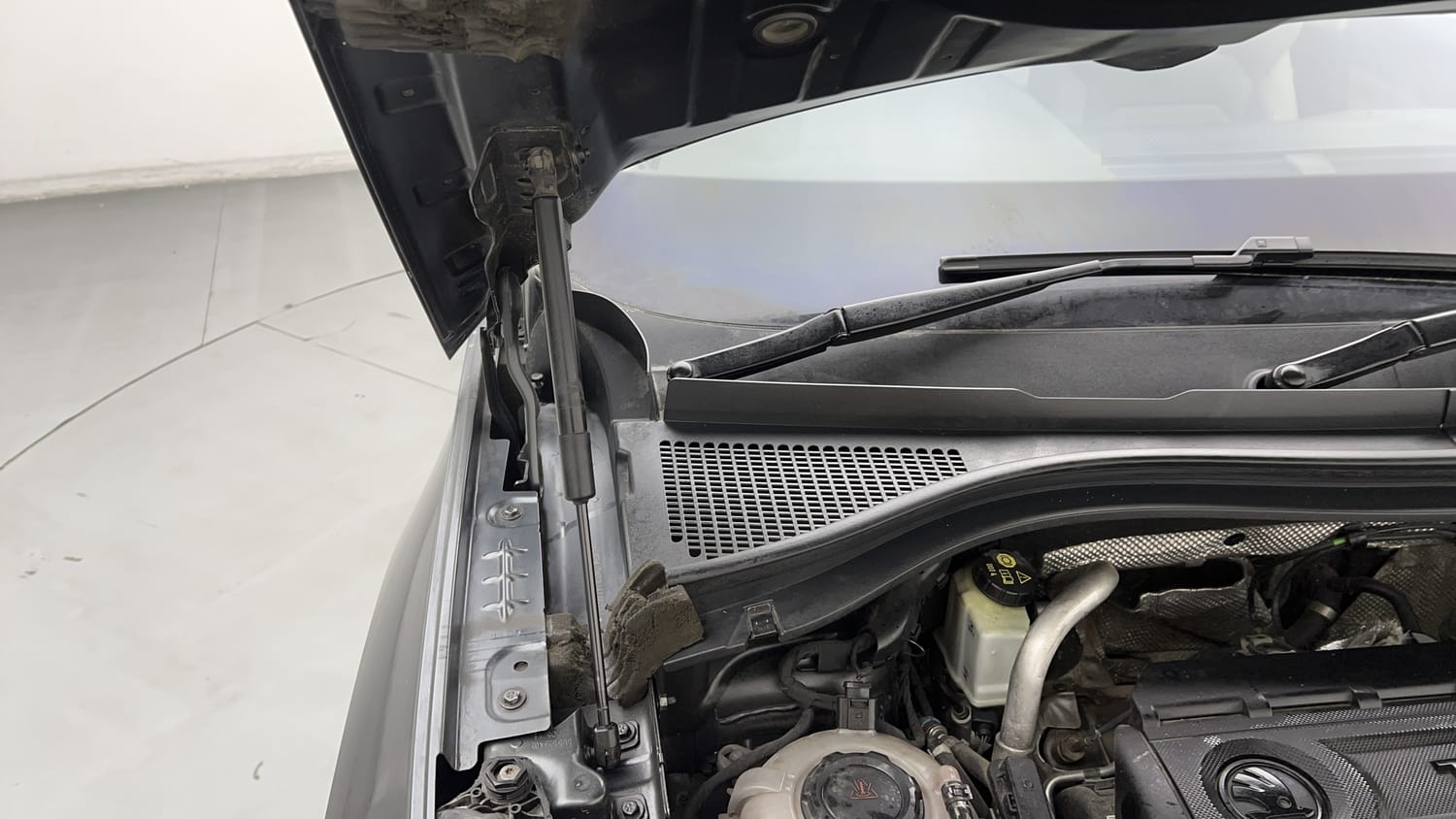 Used 2018 Skoda Kodiaq Style 2.0 TDI 4x4 AT Diesel Automatic engine ENGINE RIGHT SIDE HINGE & APRON VIEW
