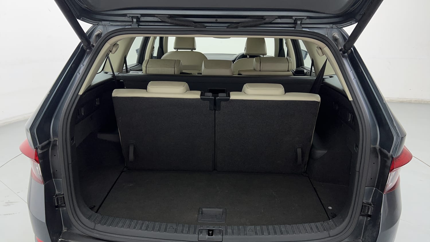 Used 2018 Skoda Kodiaq Style 2.0 TDI 4x4 AT Diesel Automatic interior DICKY INSIDE VIEW