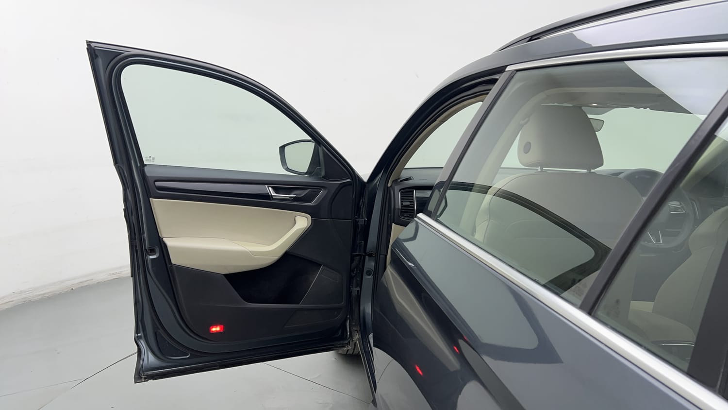 Used 2018 Skoda Kodiaq Style 2.0 TDI 4x4 AT Diesel Automatic interior LEFT FRONT DOOR OPEN VIEW