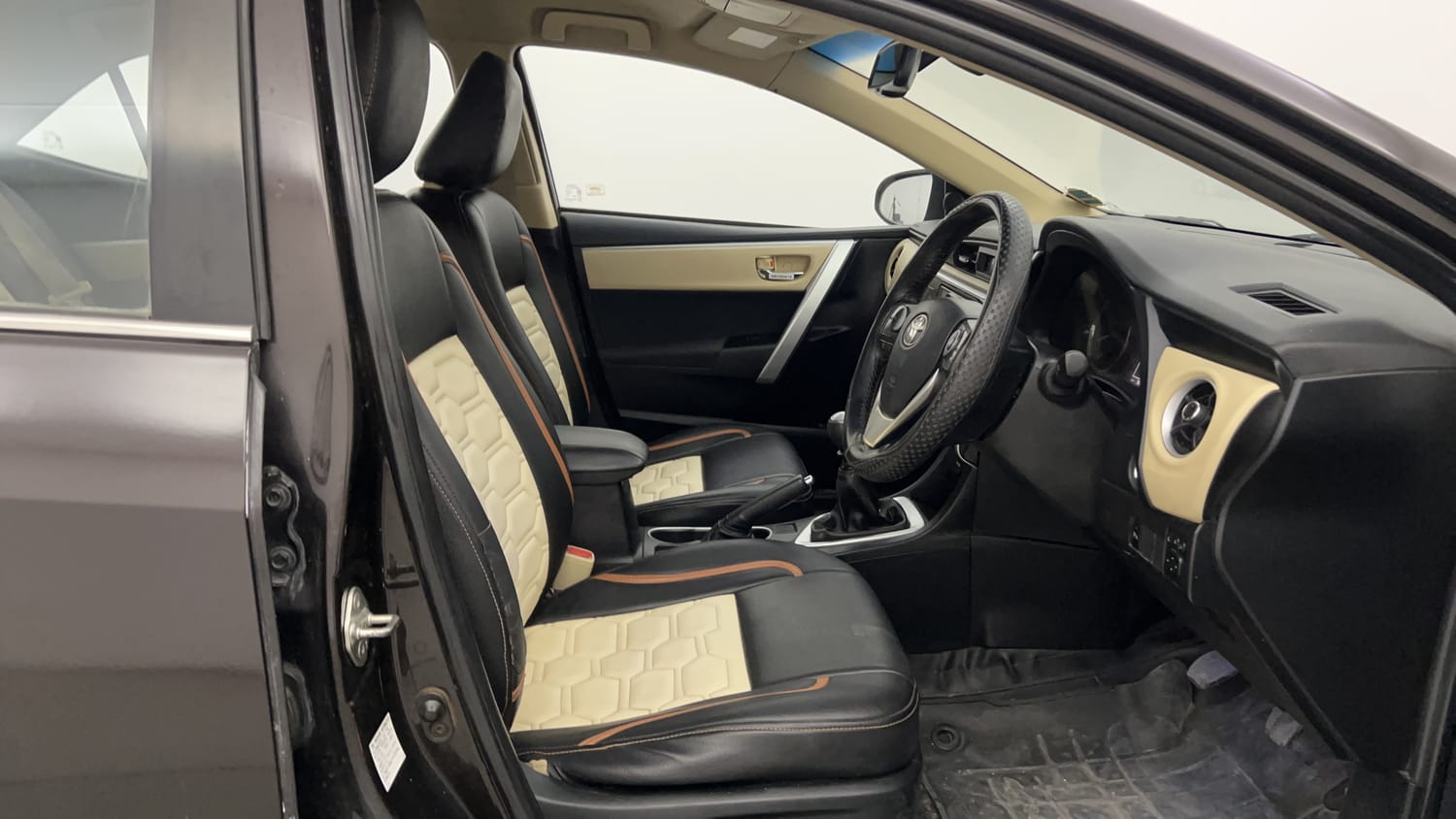 Used 2018 Toyota Corolla Altis GL Diesel Diesel Manual interior RIGHT SIDE FRONT DOOR CABIN VIEW