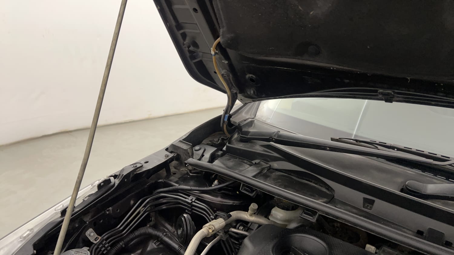 Used 2018 Toyota Corolla Altis GL Diesel Diesel Manual engine ENGINE RIGHT SIDE HINGE & APRON VIEW
