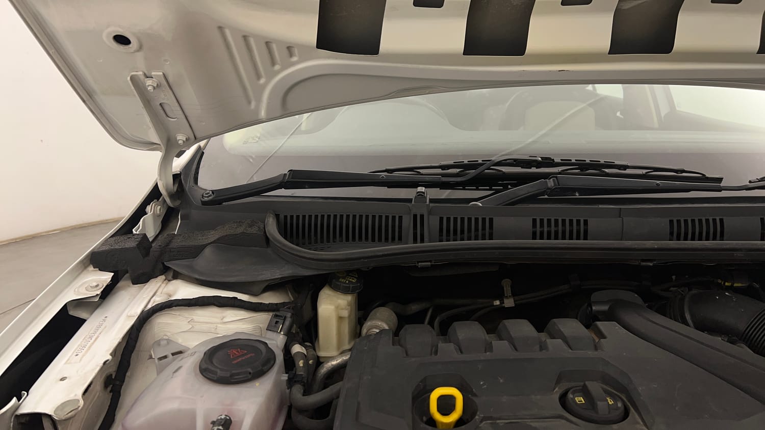 Used 2023 Skoda Slavia Style 1.5L TSI DSG Petrol Automatic engine ENGINE RIGHT SIDE HINGE & APRON VIEW