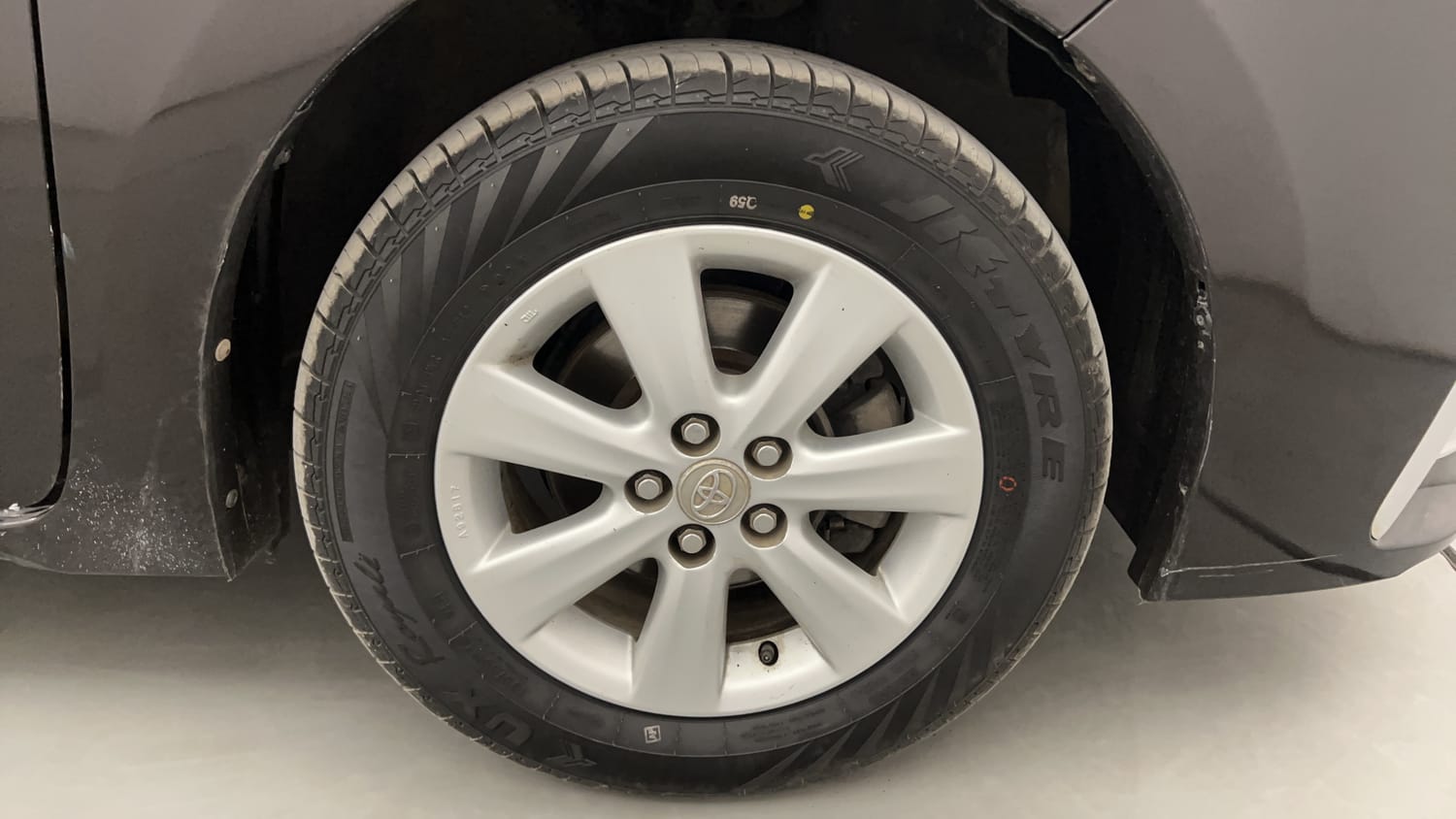 Used 2018 Toyota Corolla Altis GL Diesel Diesel Manual tyres RIGHT FRONT TYRE RIM VIEW